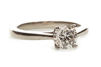 Lot 171 - A DIAMOND SOLITAIRE RING