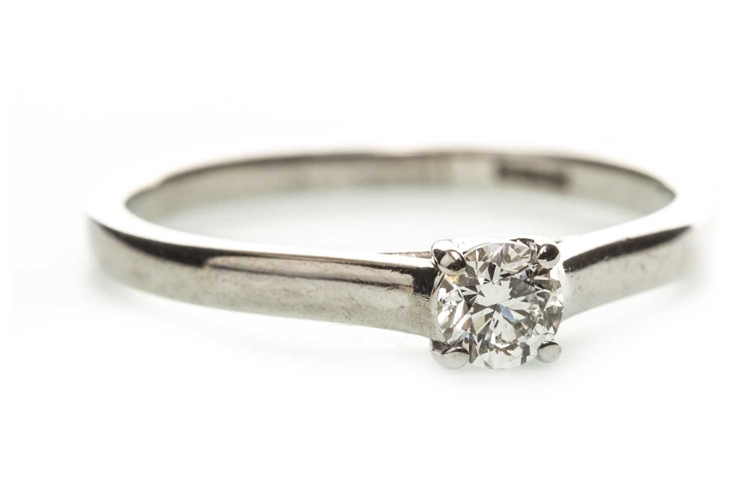Lot 173 - A DIAMOND SOLITAIRE RING
