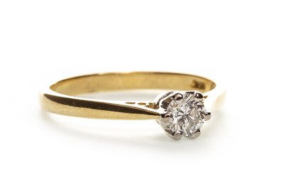 Lot 181 - A DIAMOND SOLITAIRE RING