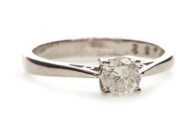 Lot 185 - A DIAMOND SOLITAIRE RING