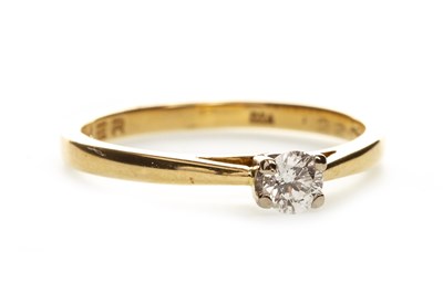 Lot 192 - A DIAMOND SOLITAIRE RING