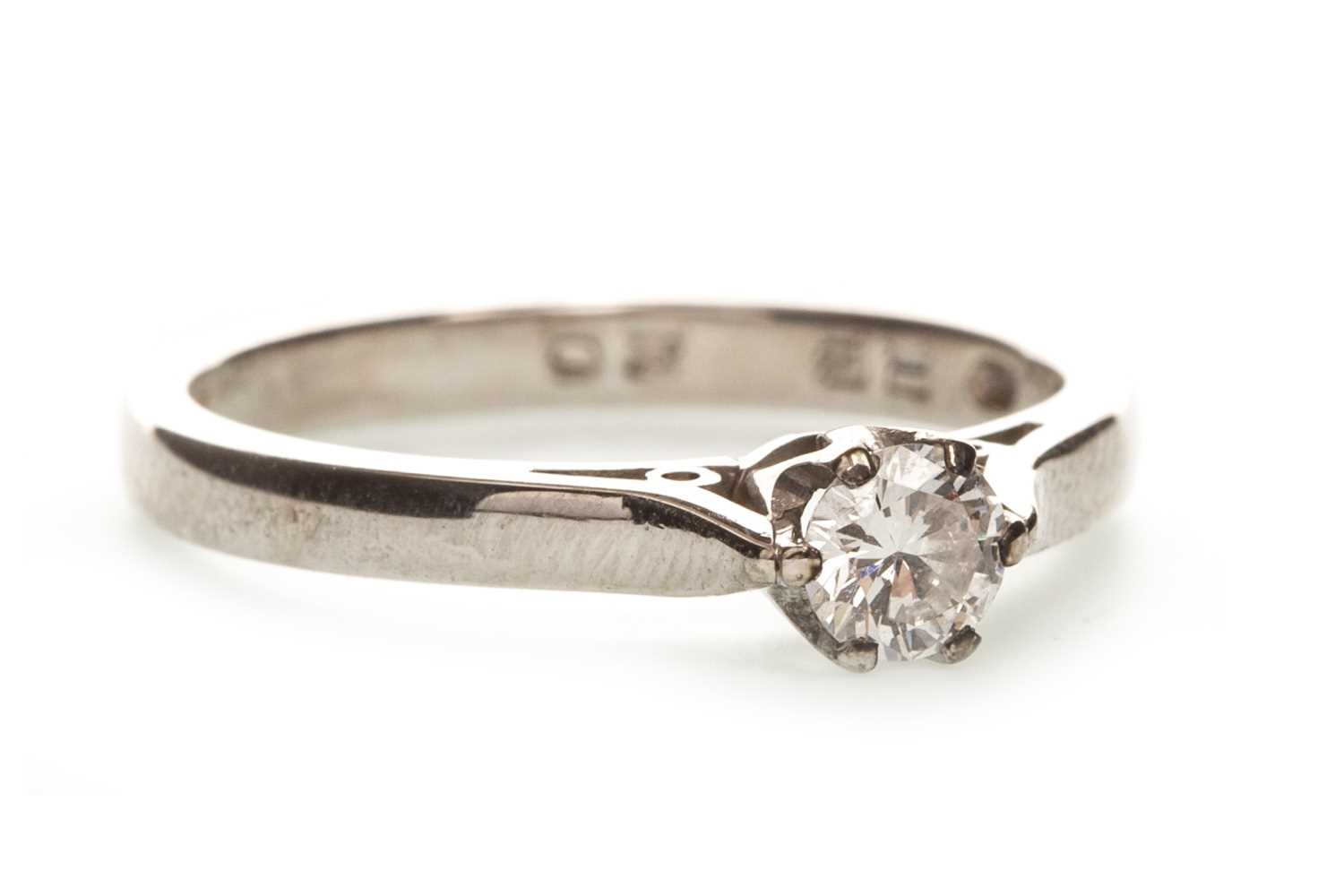 Lot 194 - A DIAMOND SOLITAIRE RING