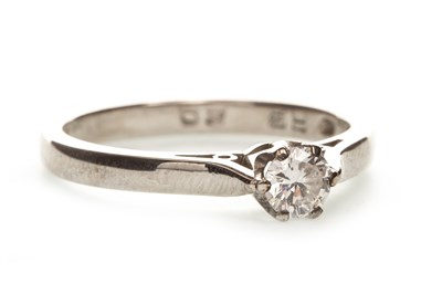 Lot 194 - A DIAMOND SOLITAIRE RING