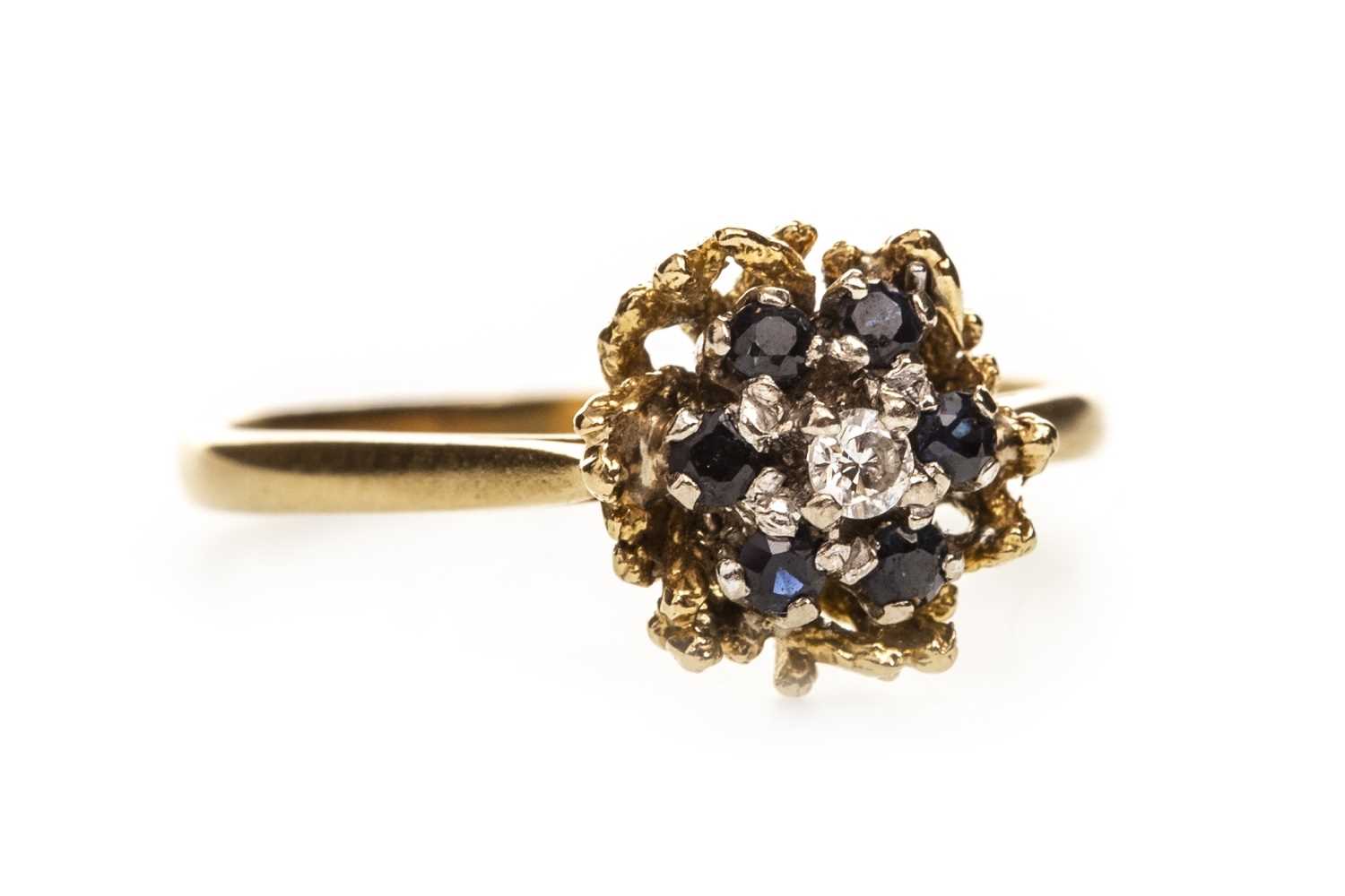 Lot 195 - A DIAMOND AND BLUE GEM SET CLUSTER RING
