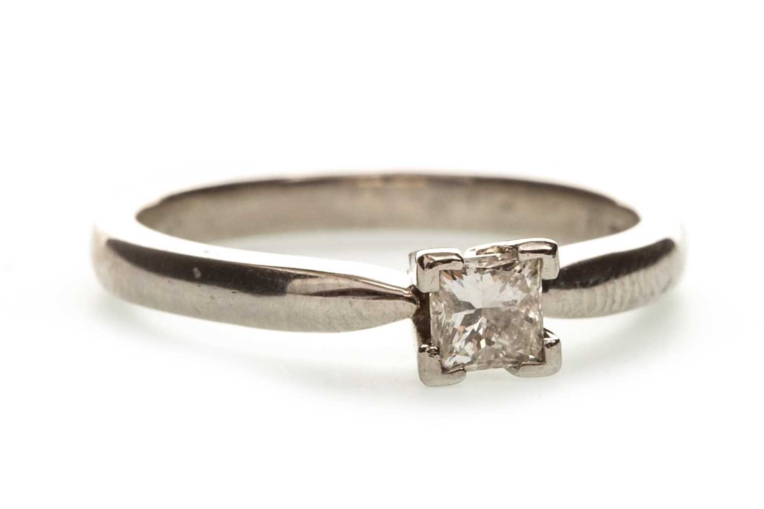 Lot 196 - A DIAMOND SOLITAIRE RING