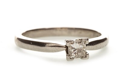 Lot 196 - A DIAMOND SOLITAIRE RING