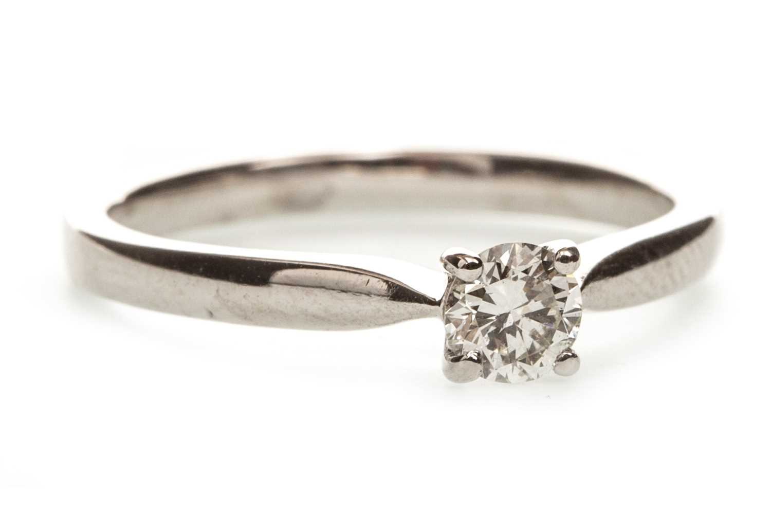 Lot 201 - A DIAMOND SOLITAIRE RING