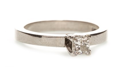 Lot 211 - A DIAMOND SOLITAIRE RING