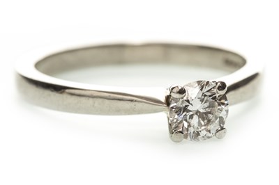 Lot 205 - A DIAMOND SOLITAIRE RING