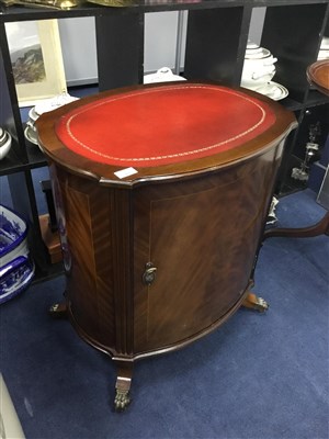 Lot 464 - A MAHOGANY REPRODUCTION CABINET