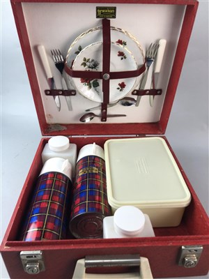 Lot 407 - A VILLEROY & BOCH 'ACAPULCO' PATTERN PART TEA SERVICE AND OTHER ITEMS