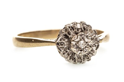 Lot 237 - A DIAMOND CLUSTER RING