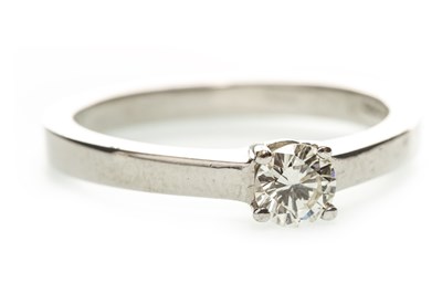 Lot 235 - A DIAMOND SOLITAIRE RING