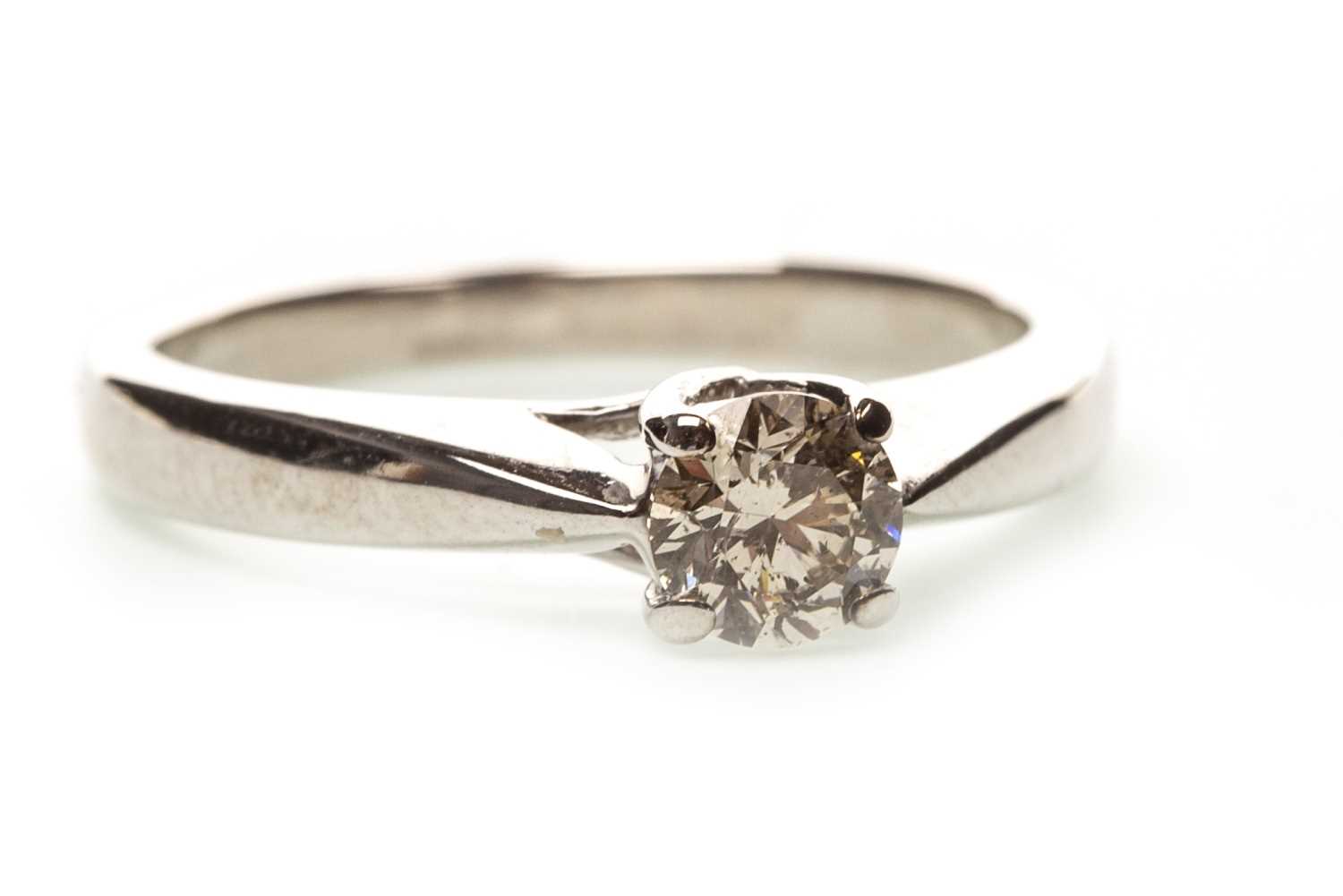 Lot 6 - A DIAMOND SOLITAIRE RING