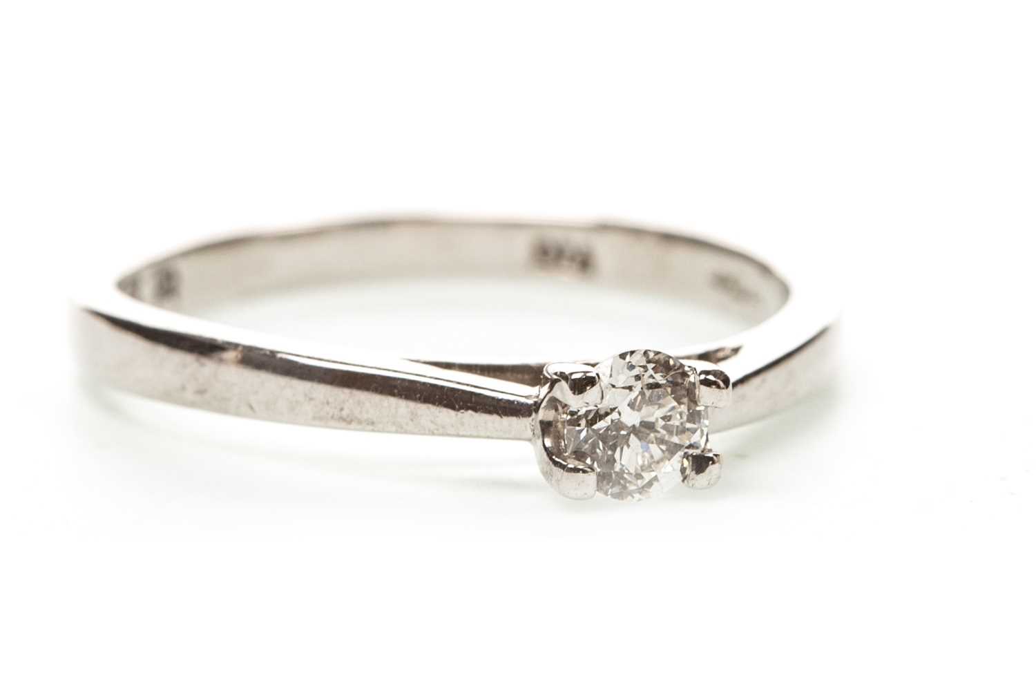 Lot 29 - A DIAMOND SOLITAIRE RING