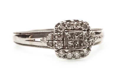 Lot 31 - A DIAMOND CLUSTER RING
