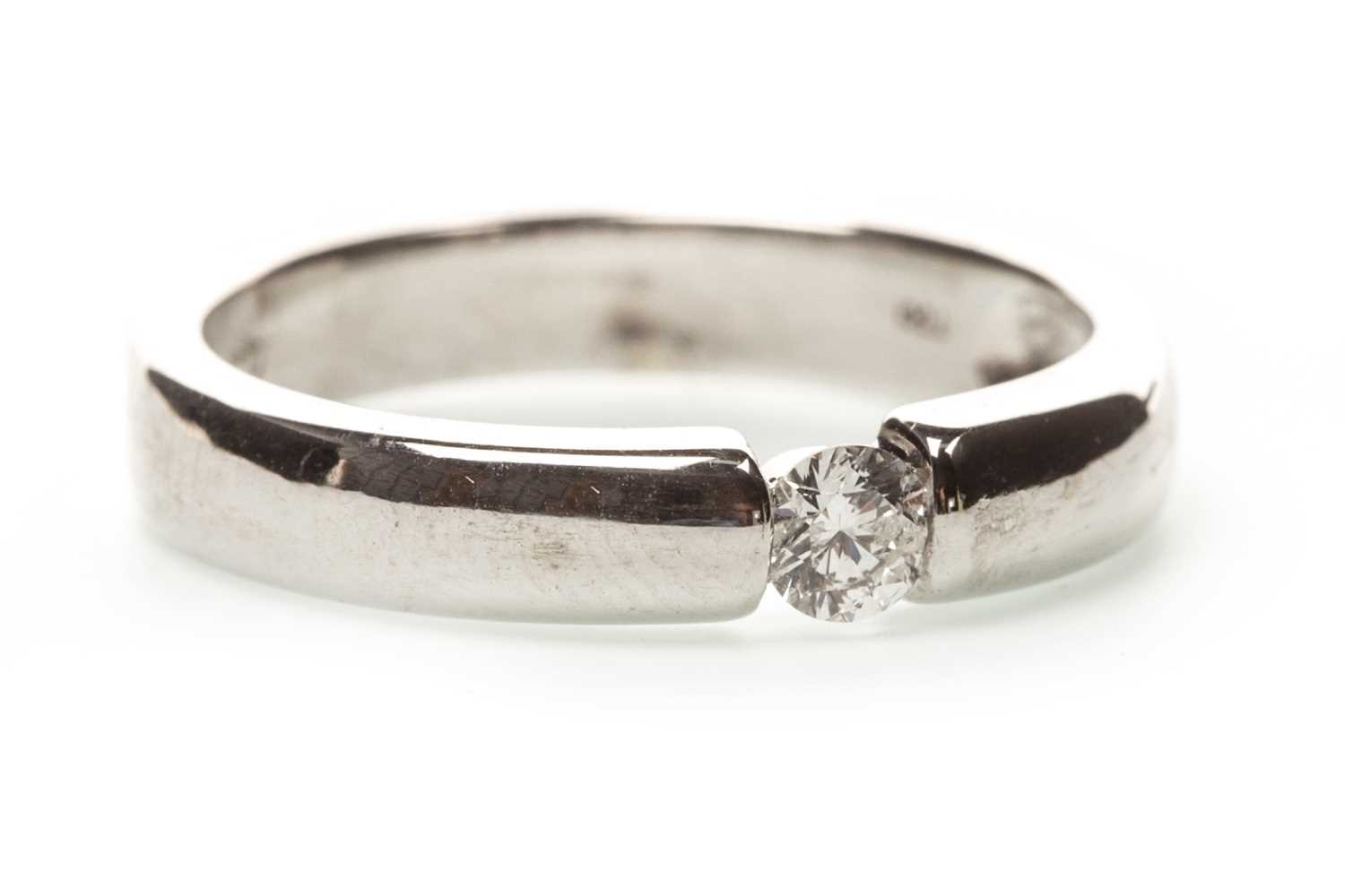 Lot 52 - A DIAMOND SOLITAIRE RING