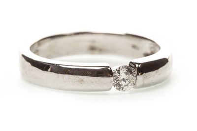 Lot 52 - A DIAMOND SOLITAIRE RING