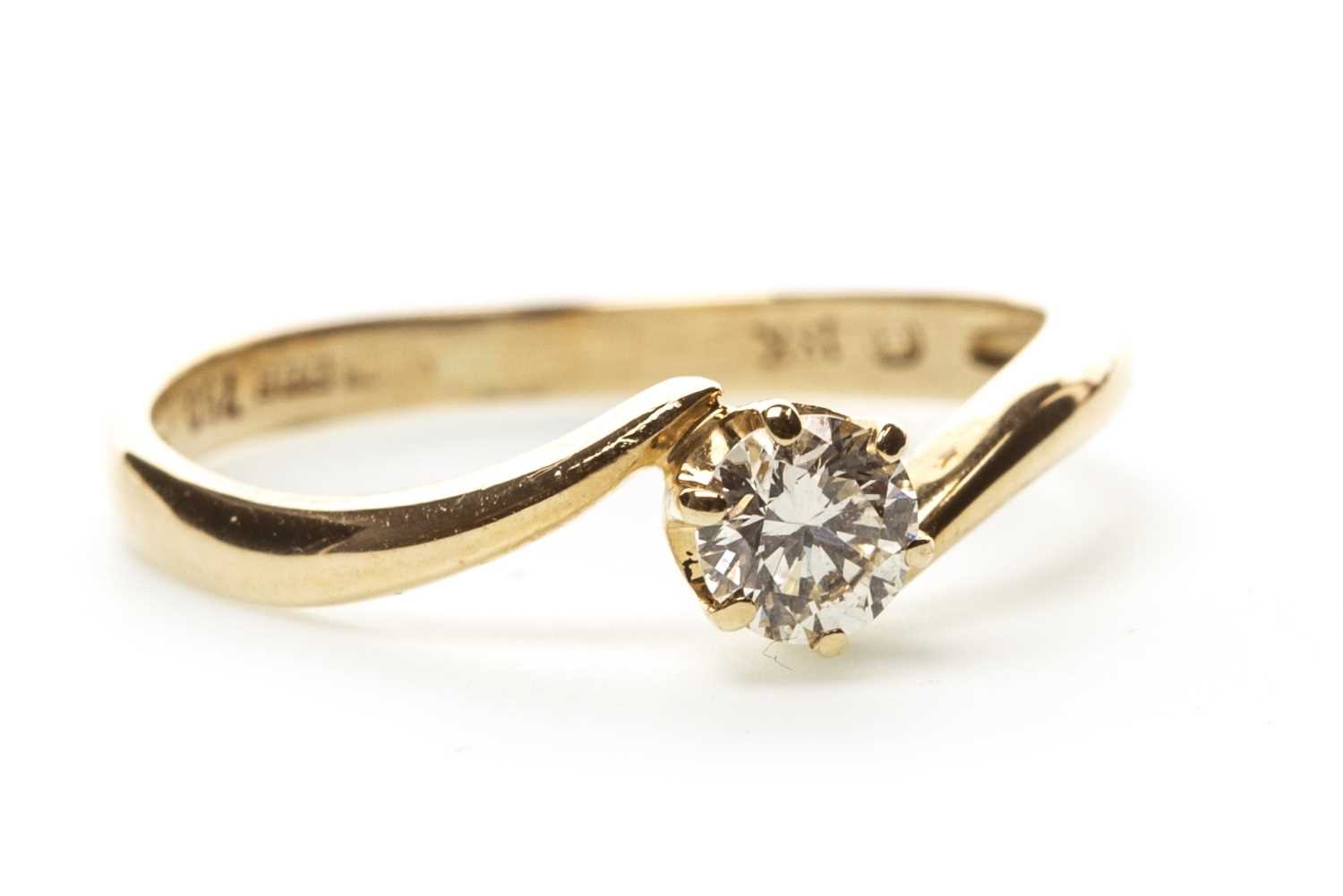 Lot 55 - A DIAMOND SOLITAIRE RING