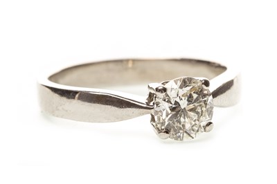 Lot 62 - A DIAMOND SOLITAIRE RING