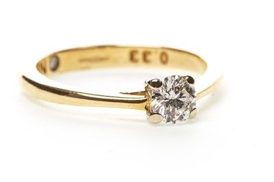 Lot 63 - A DIAMOND SOLITAIRE RING
