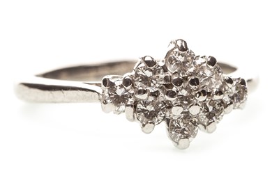 Lot 64 - A DIAMOND CLUSTER RING