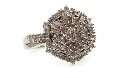Lot 72 - A DIAMOND CLUSTER RING