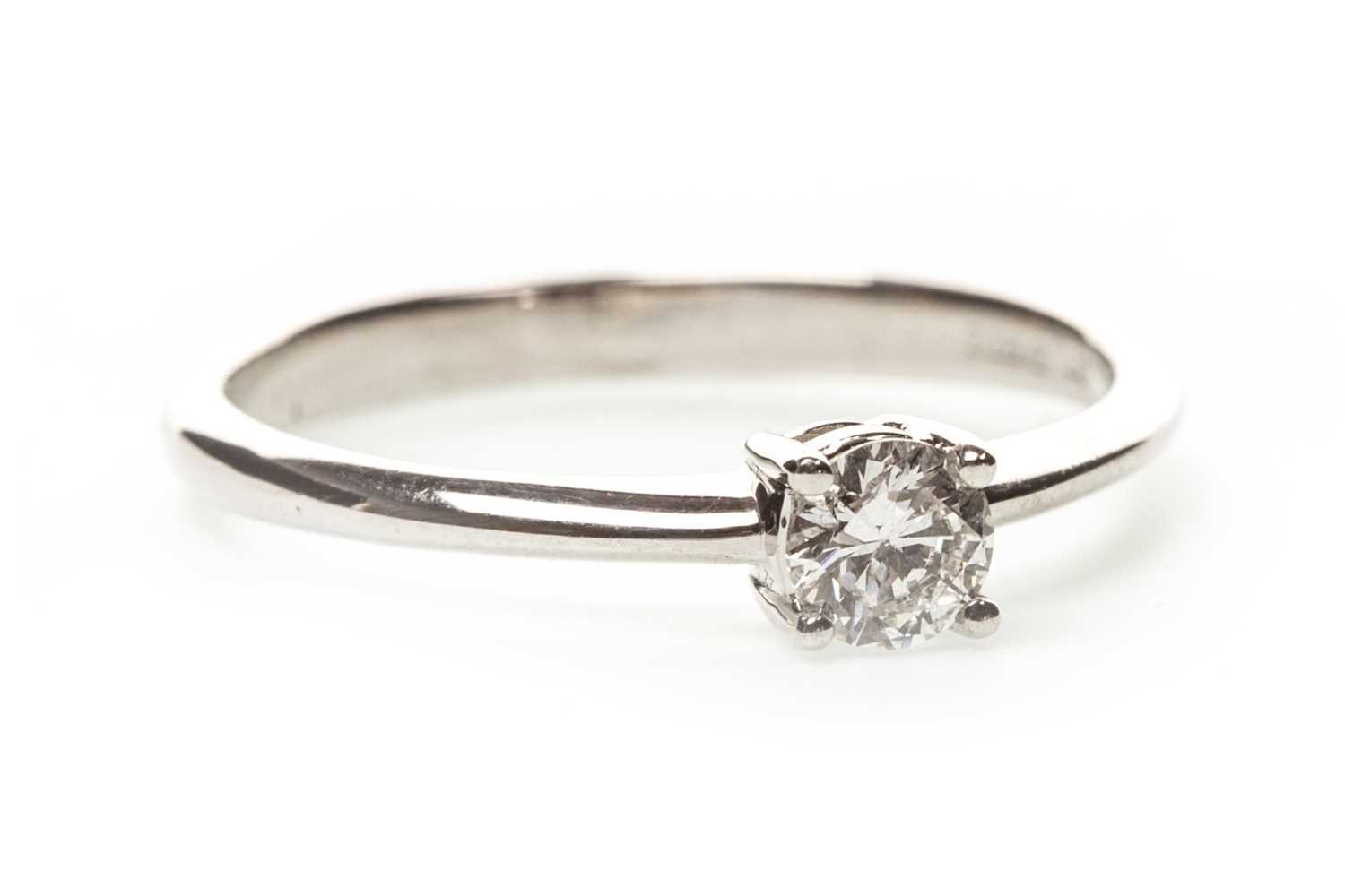 Lot 93 - A DIAMOND SOLITAIRE RING
