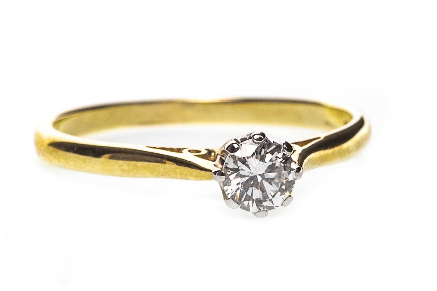 Lot 91 - A DIAMOND SOLITAIRE RING