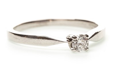 Lot 95 - A DIAMOND SOLITAIRE RING