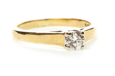 Lot 115 - A DIAMOND SOLITAIRE RING