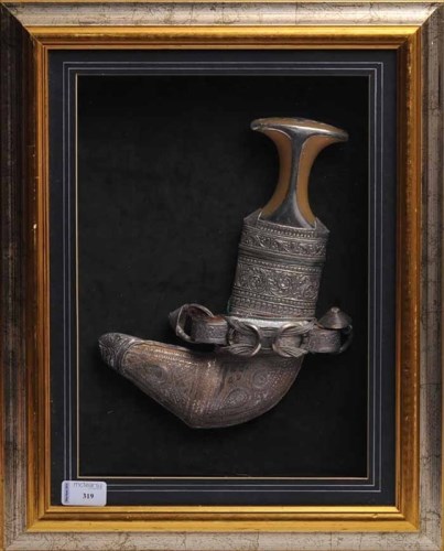 Lot 714 - OMANI SILVER KHANJAR DAGGER the dagger...