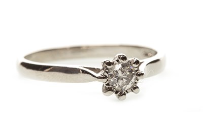 Lot 116 - A DIAMOND SOLITAIRE RING