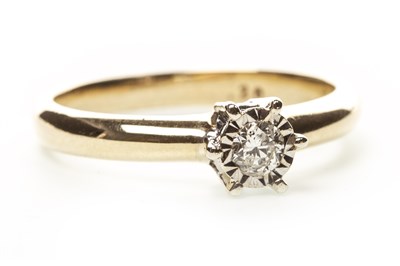 Lot 131 - A DIAMOND SOLITAIRE RING