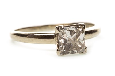 Lot 363 - A DIAMOND SOLITAIRE RING