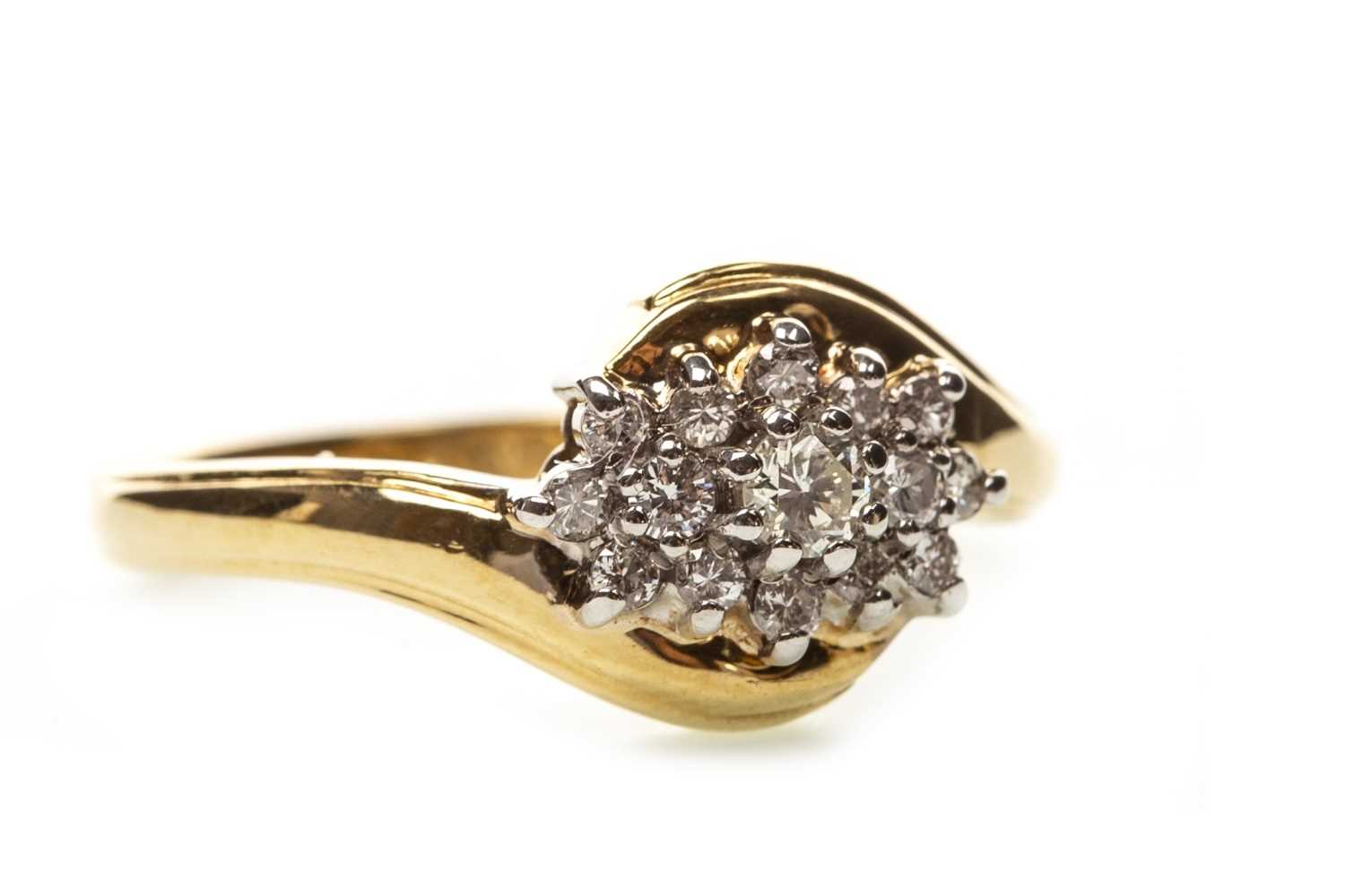 Lot 139 - A DIAMOND CLUSTER RING
