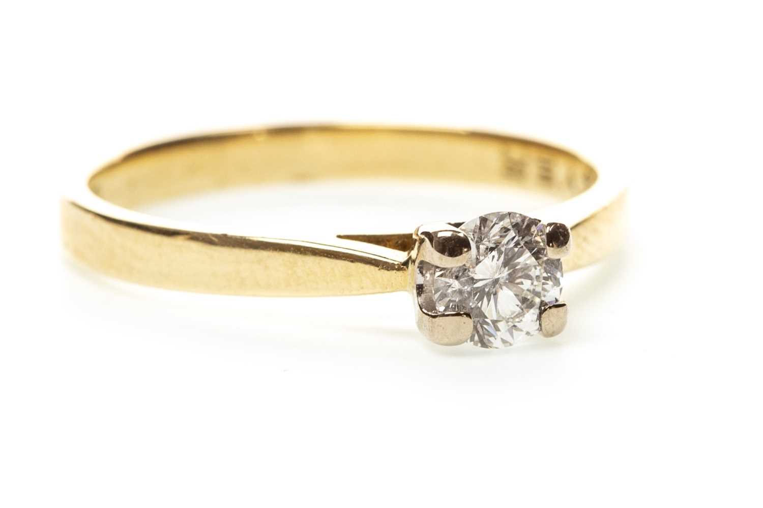 Lot 160 - A DIAMOND SOLITAIRE RING
