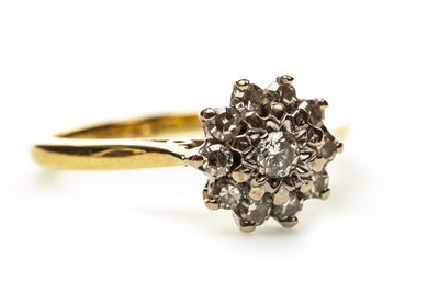 Lot 149 - A DIAMOND CLUSTER RING