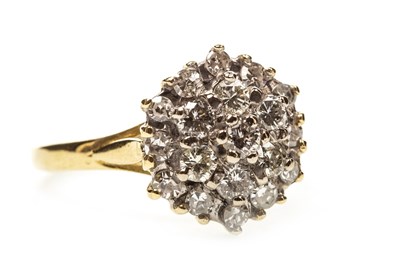 Lot 168 - A DIAMOND CLUSTER RING