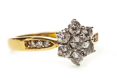 Lot 172 - A DIAMOND CLUSTER RING