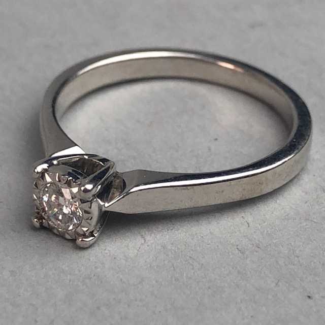 Lot 318 - A DIAMOND SOLITAIRE RING