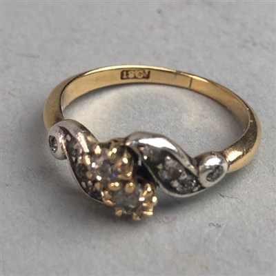 Lot 487 - A DIAMOND TWIST RING