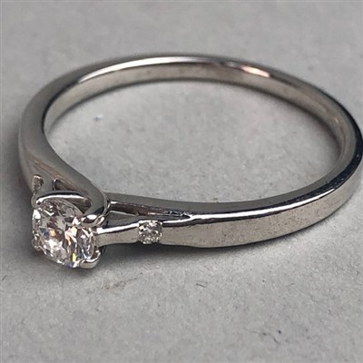 Lot 325 - A DIAMOND SOLITAIRE RING