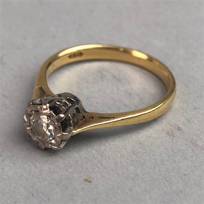 Lot 328 - DIAMOND SOLITAIRE RING