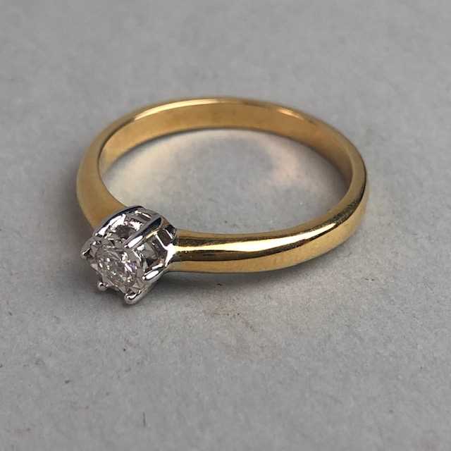 Lot 333 - DIAMOND SOLITAIRE RING