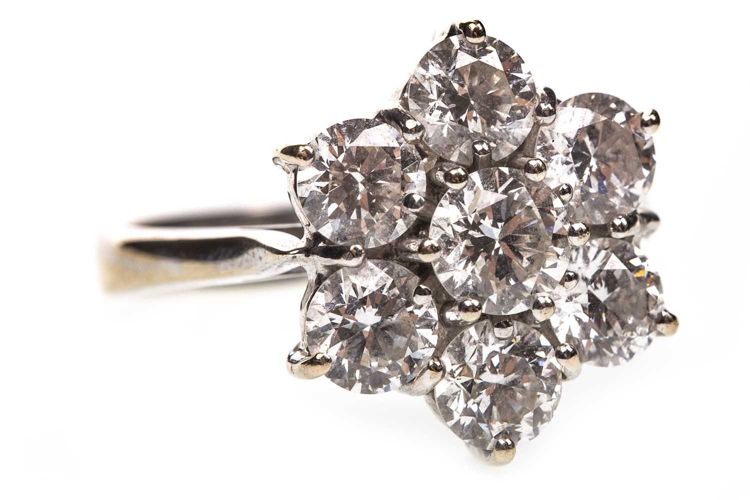 Lot 1 - A DIAMOND FLORAL CLUSTER RING