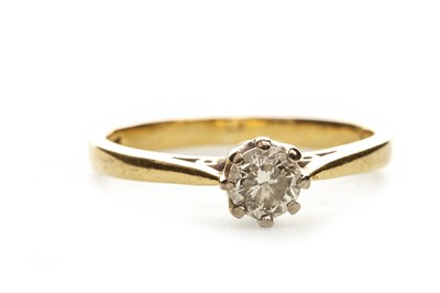 Lot 231 - A DIAMOND SOLITAIRE RING
