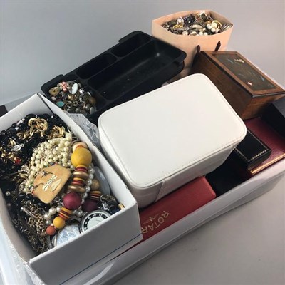 Lot 34 - A LARGE LOT OF COSTUME JEWELLERY AND JEWELLERY BOXES
