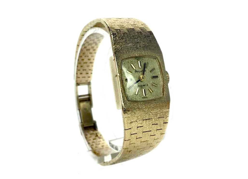 Lot 799 - A LADY'S ACCURIST 1970s GOLD WRIST WATCH
