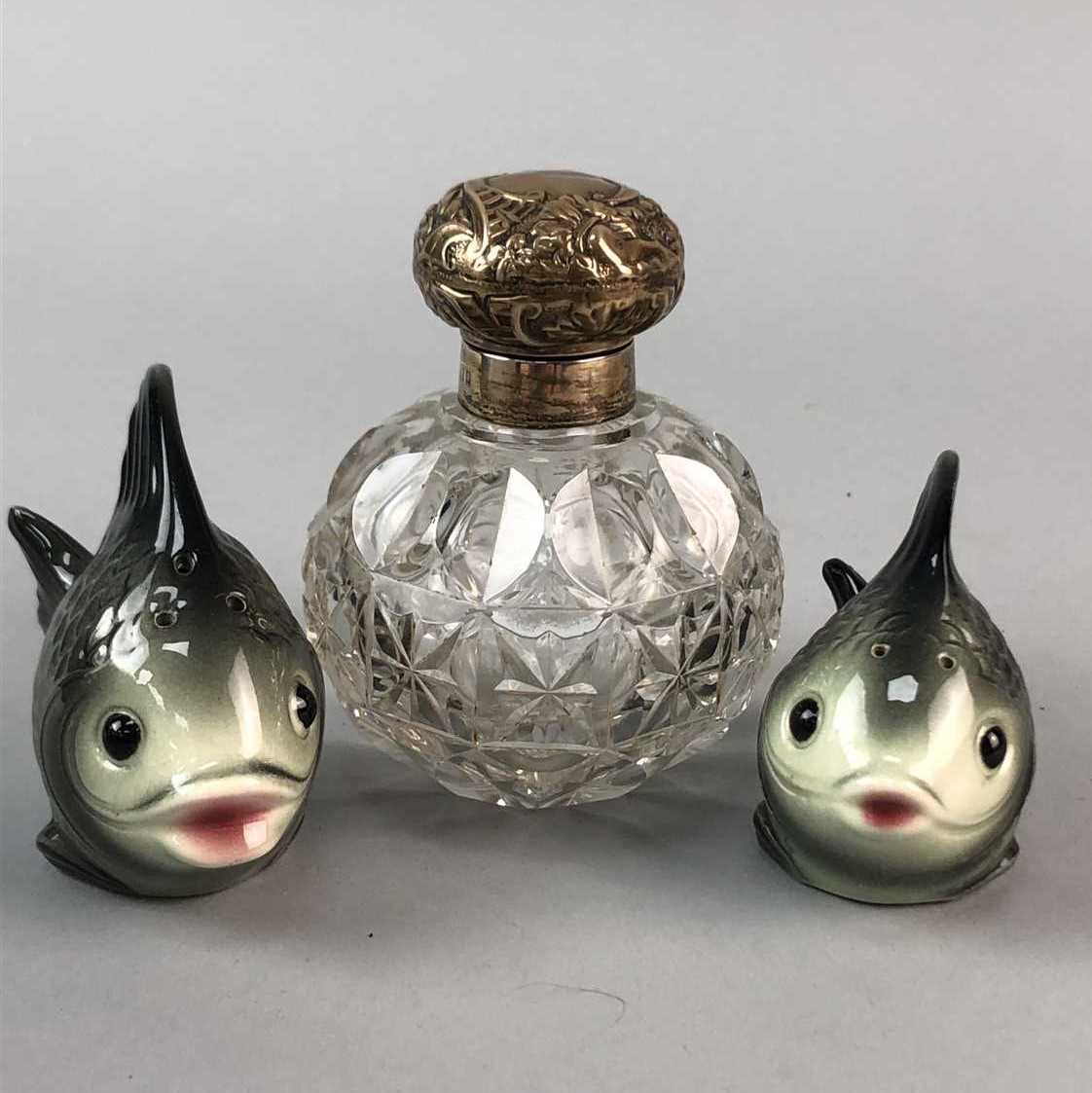 Lot 79 - A SILVER TOPPED GLASS PERFUME BOTTLE AND OTHER ITEMS